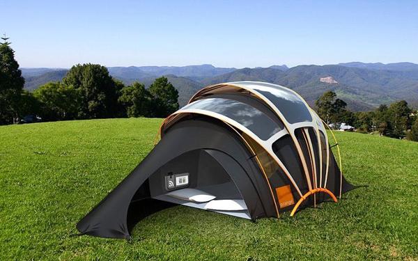Orange Solar Tent 有三片太陽能電池，可以在日間儲電的同時，亦可以遮擋陽光，而且還有透氣用的窗，令帳篷內的溫度較低。（圖：igaran_fachadas @IG）