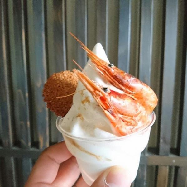 日本 新潟 縣的魚野の里，推出了第三彈的當地名物軟雪糕，而是次為「南蛮海老ソフト」，將生曬甜蝦與軟雪糕二合為一，賣 350 日圓（約 25 港元）。（圖：bandy4929 @IG）