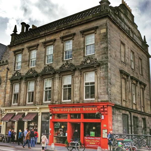 蘇格蘭愛丁堡（Edinburgh）算是魔法故事《哈利波特》的誕生地，當年羅琳就是在咖啡店 The Elephant House 創作《哈》首部書 神秘的魔法石。（圖︰ikomanu @IG）