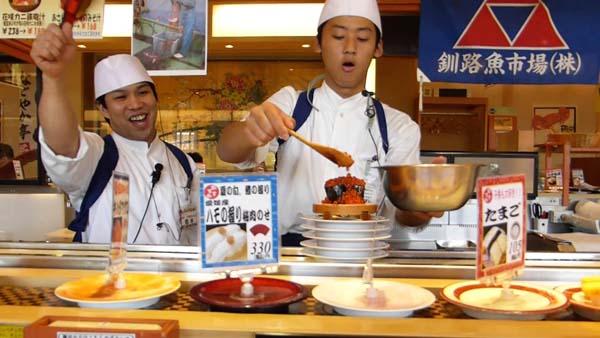師傅會特別為點了滿瀉三文魚子壽司的食客助興（相：youtube）。