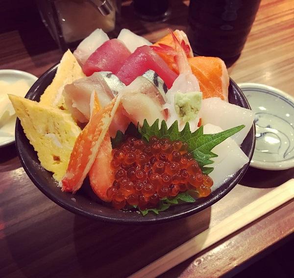 回転寿司 ぱさーる刺身海鮮飯。（相：tsuzumi_azumomo_mama@IG）
