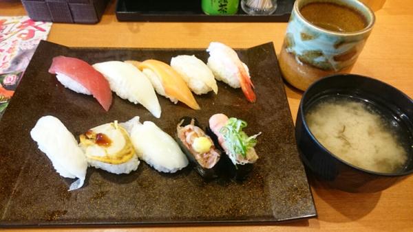 海天丸 500 日圓午餐有 10 件壽司。（相：アメーバブログ）