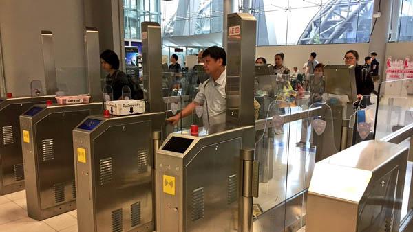 泰國曼谷蘇凡納布米國際機場（Suvarnabhumi Airport）於上星期六（8 月 19 日）起率先開放自助通關站 Automated Passport Control 給新加坡訪泰遊客可使用。
