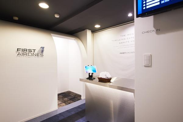 東京虛擬飛機艙「First Airlines」Check in 位置。