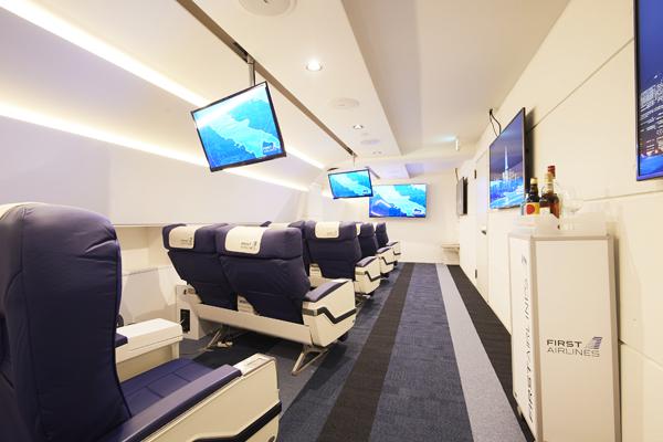 東京虛擬飛機艙「First Airlines」內觀。