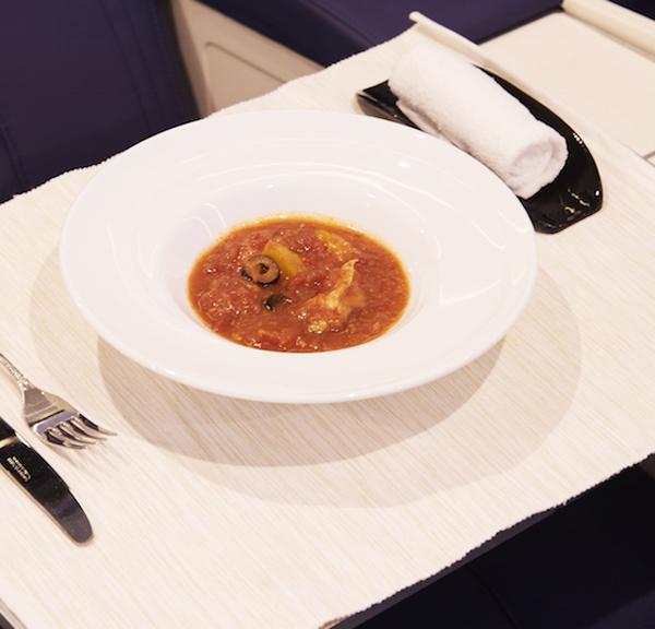 飛機餐都以三道菜：前菜、主菜及甜品呈上。