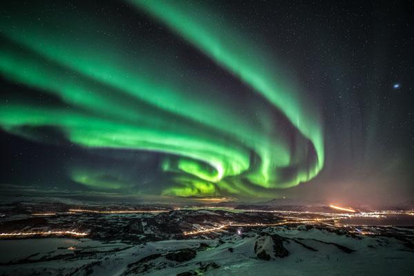 根據 Aurora Borealis Observatory，8 月 25 日至 4 月 10 日是看北極光的季節，要把握這段時間去塞尼亞島欣賞極光。