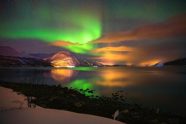 塞尼亞島 (Senja) 是挪威第二大島，有「挪威縮影」之稱，可以一次過睇海、山、沙灘和漁村。雖然不及挪威的斯瓦爾巴群島 (Svalbard) 和特羅姆瑟 (Tromso) 出名，但勝在遊客較少，但景
