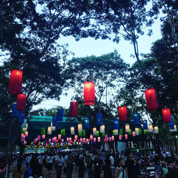 Yee Peng 天燈節主要在清邁古城北面約 20 公里的梅州大學 Mae Jo Univeristy 的 Lanna Dhutanka grounds 舉行，每年都吸引很多本地市民和外國遊客參與。有