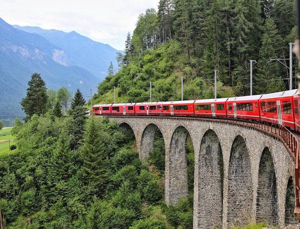 Glacier Express 來往 Zermatt（策馬特）與 St Moritz（聖莫里茲），途中穿過 91 條隧道和橫跨 291 座橋樑，全長共 291 公里，時速約每小時 30 公里，全程大約