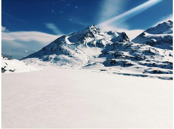 Glacier Express 會經過有「瑞士大峽谷」之稱的 Rhine Gorge ，聞名的登山區 Goms 等，亦會途徑海拔 2,044 米的阿爾卑斯山口 Oberalp Pass！（圖：jonk