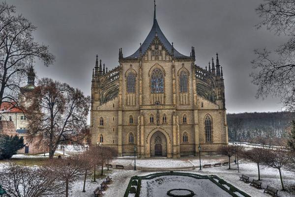 位於捷克庫特納霍拉郊區諸聖公墓（Hřbitovní kostel Vaech Svatých）中的小教堂，裏面包含了 4 萬人的骨骸，據知大部分的人骨係來自 14 世紀黑死病、及 15 世紀初戰爭被殺