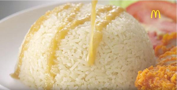 米飯夠挺身，而且呈淡黃色，感覺好似吸收雞肉／油的精話，再淋上秘製醬汁，隔住個 mon 都流口水。