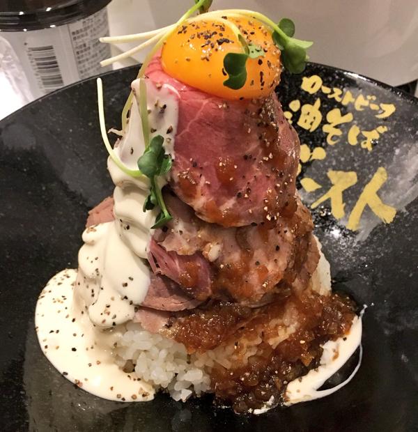 「ローストビーフ油そばビースト」燒牛肉丼增量版。（相：beefst_shibuya@twitter）