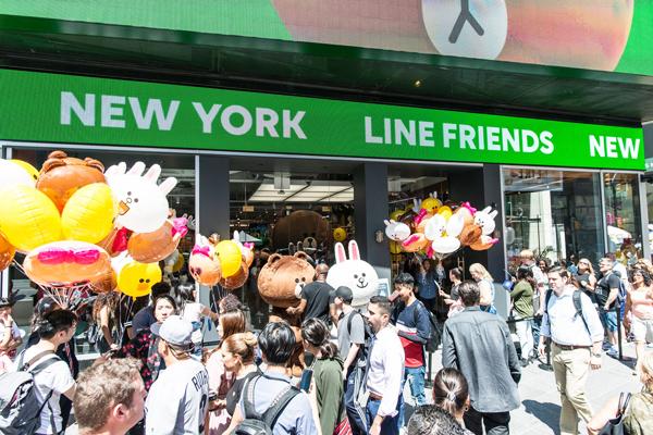 Line Friends 紐約 Time Square 旗艦店 7 月 21 日開幕當天，很多 Line Friends 粉絲到店內朝聖。