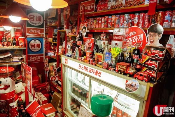 二樓是小型可樂博物館，全都是非賣珍藏，中間那個 80 年代古老冰箱，是老闆年前在江原道一間老士多以 15 萬韓圜買回來。