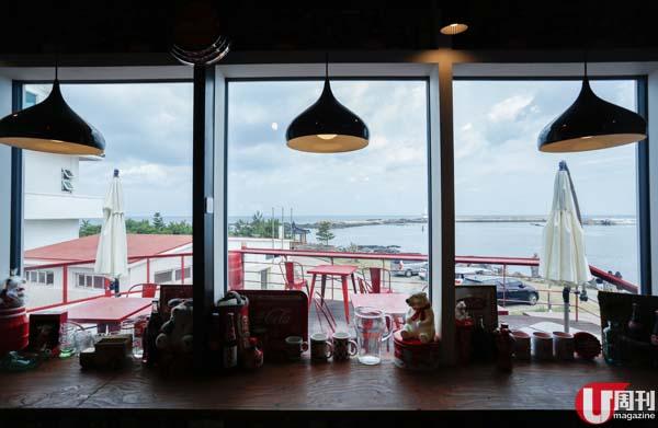 Cafe 座落在海邊，落地大玻璃窗外就是一望無際的湛藍大海。 