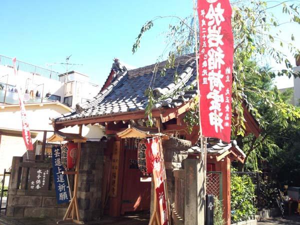 位於新宿區的於岩稻荷陽運寺，被稱為是東京都內最強的驅除惡緣神社，不但能驅除惡緣，還能為大家結上良緣。（圖：大友七菜@FB）