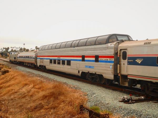 美國國鐵 Amtrak 再次推出復古火車 Great Dome Car，讓大家可以在旅程中賞楓葉。這架 Great Dome Car，半圓車頂用拱形玻璃窗作賣點，於 1955 年製造，先後服務過多條鐵