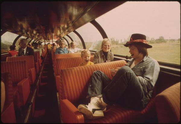 Great Dome Car 原名「Ocean View」，1971 年轉交 Amtrak 行駛，全架火車由內至外感覺都好復古﹗（圖： U.S. National Archives and Recor