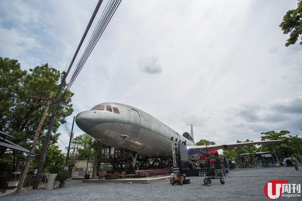 退役的 Thai Sky Airlines 飛機入面將會變成一間名為 Na-Oh 的泰菜餐廳*，由紐約回流的泰國米芝蓮名廚掌舵，令人期待。。