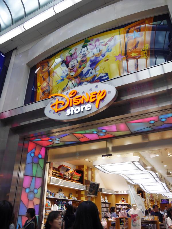 大阪心齋橋 Disney Store 迪士尼商店。