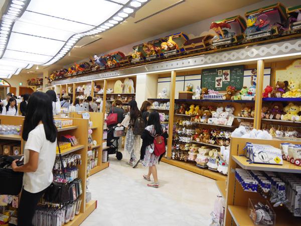 大阪心齋橋 Disney Store 迪士尼商店。 雖然大阪沒有迪士尼，但逛逛迪士尼商店一樣很過癮，每次進去都會失心瘋啊。這次看到超多公主系列的化粧品和護膚品，超適合用來送禮。
