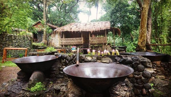 Tibiao River 距離旅遊熱點長灘島 (Boracay) 只有約 1 小時車程，其中喺 Kayak Inn 遊客可以體驗特色的大鍋溫泉「Kawa Hot Bath」。原來這些大鐵鍋以前用嚟煮紅