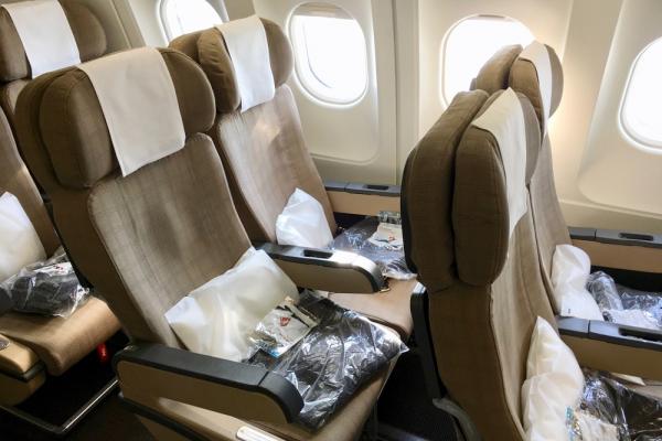 不是所有航空公司 / 所有航班都會為經濟艙座位預設一人一張毛毯。（圖：thepointsguy.com）