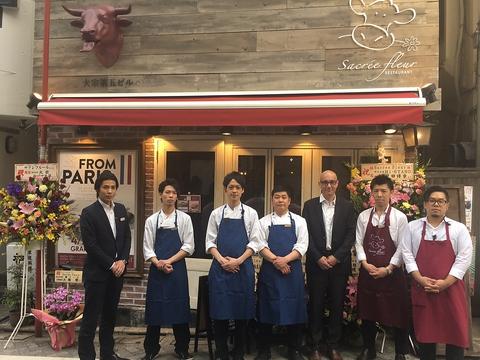 與 Kate Spade New York 聯乘的法國酒館 Sacrée Fleur 來自巴黎，今年 4 月才在東京神楽坂開設亞洲第一家分店，將法國店內人氣的牛排配薯條帶到東京。