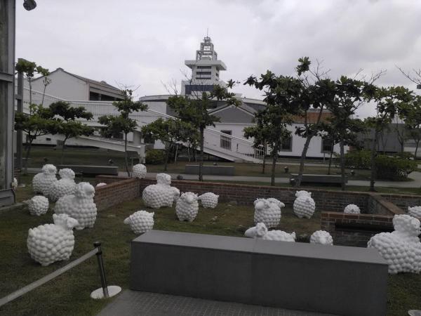 早在 2016 年 1 月，「詩步領羊」已經喺高雄大東文化藝術中心展出過。唔知今次喺台南，羊仔有咩感受呢？