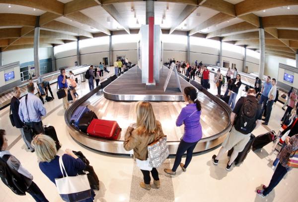 Vistara 的地勤會喺出發地或最終目的地機場的行李區， 舉「#VistaraWomanFlyer Assistance」的標示，佢地會幫手運送行李、call 的士，如有需要，仲可以親自送你到的士站