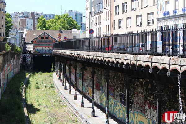 長長的鐵路，以這一段噴滿 graffiti 最值得一遊。