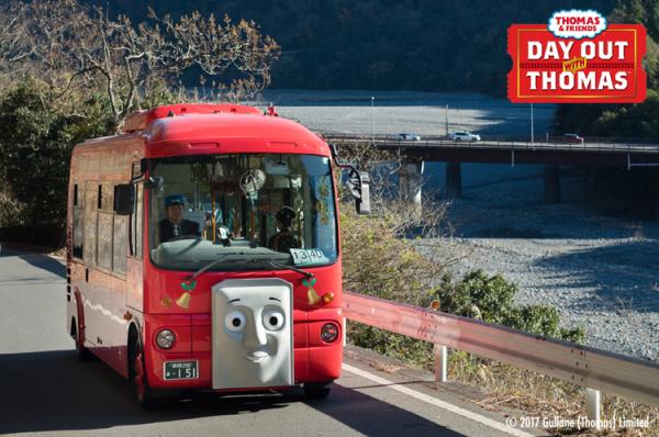 巴士都會有特別裝扮，化身紅色巴士 Bertie，在新金谷駅和千頭之間行走。如果一程坐巴士，另一程坐火車，可選擇「Bertie 巴士」套票，成人 7,200 日圓 (約 517 港元)，有紀念品送。如果