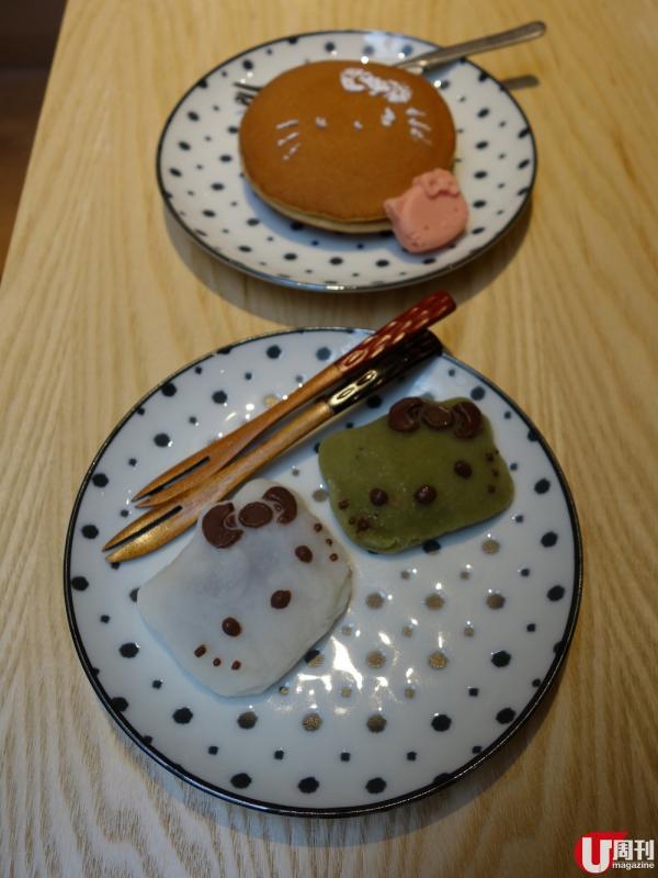 Matcha and Azuki Mochi｜3.2 英鎊/件、Strawberry & Cream Dorayaki｜3.85 英鎊 做成 Hello Kitty 頭狀的麻糬，賣相 cute 爆，內