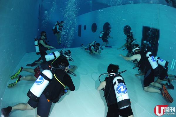 一般室內潛水課程，教練同學員比例為 1：6，多過 6 個則有助教跟實。