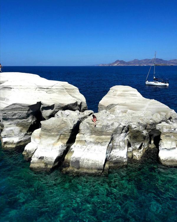 除了美絕海景，到訪 Milos 島不能不去欣賞《米洛斯的維納斯》雕塑。Milos 在古 希臘 以盛產藝術品聞名於世，所以除了自然風光，當地藝術館都好值得去咖。(emelinaah、olivecooke