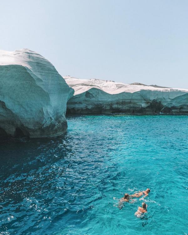 遊人想到 希臘 藍色小島，經常只想起 Santorini，其實同樣位於愛琴海，就在 Santorini 一個海灣之隔的小島 Milos (米洛斯島)，充滿南歐風情。島上必到打卡絕景，一定係勁 shar