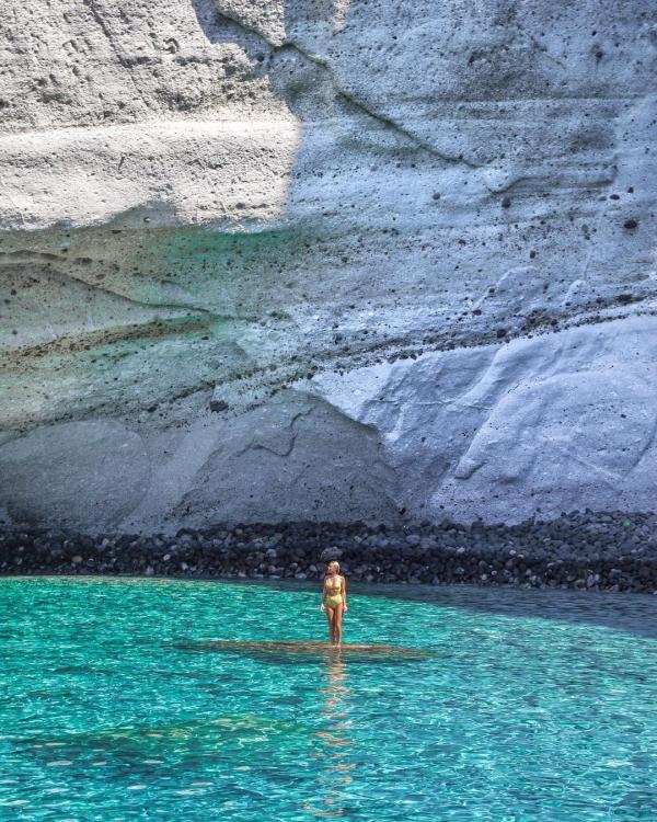 希臘 愛琴海 欣賞乳白色火山島
