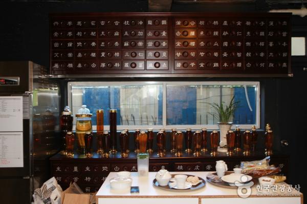Cafe 主打有藥療功效的茶，由韓醫針對個別客人的體質，提供適合的藥茶和藥酒，係信心的保證。大部分的茶都用上韓國傳統中藥材泡，分為免疫、解毒、保養和回春 4 大類，價錢由 9,800 至 33,000