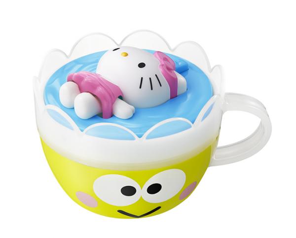 Keropi 青蛙仔杯，按杯蓋的按鈕，Hello Kitty 的手腳就會郁，好似係海裏向人求救，幾搞笑。