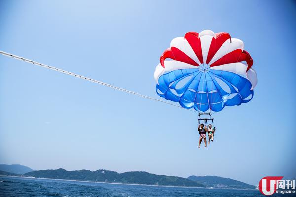 parasailing 設重量限制，體重要在 80-120kg 之內，如果有小朋友參與，可安排 3 人齊齊飛天。