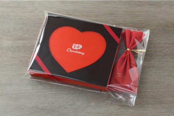 KitKat 期間限定 キットカットショコラトリー ，包裝夠晒精美，仲可以在盒面寫上字圖及畫上圖案，送禮一流，售 2,268 日圓。