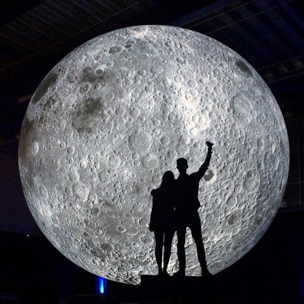 超震撼！ 7 米巨型月亮降臨地球表面