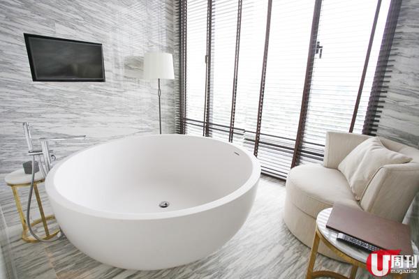超大大理石浴室，可以浸住圓型浴缸睇電視。