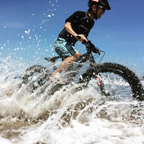 單車濺過海水，夠晒過穩。 （圖：kazt_nakamura@IG）