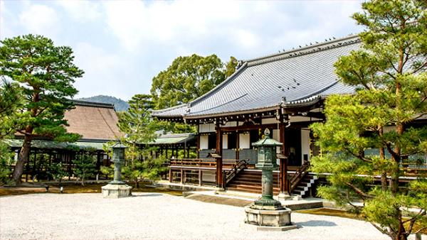 覺寺位於京都市嵯峨嵐山，既為歷史悠久寺院，亦係紅葉名所之一，是電影《刺客聶隱娘》的取景地。（相：travel.mar-ker）