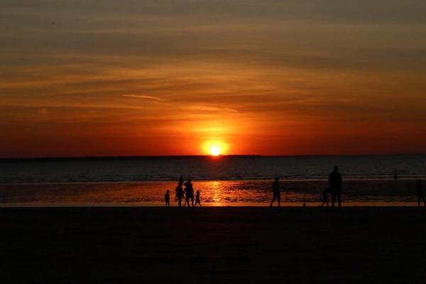 鍾意陽光與海灘的人，去到澳洲除咗去黃金海岸外，仲可以去位於達爾文的明迪海灘（Mindil Beach），每到日落時段，整個沙灘會變成金黃色，而太陽則變成真‧鹹蛋黃一樣，靚！到！暈！