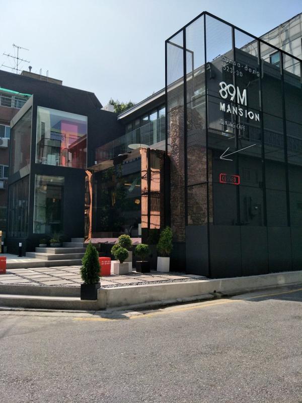 因為 cafe 在江南林蔭大道的轉角位置，怕前往的客人看不見而錯過，故意在門牌下加個箭嘴，標示入口在此。（圖：kotakmainan @Tumblr）