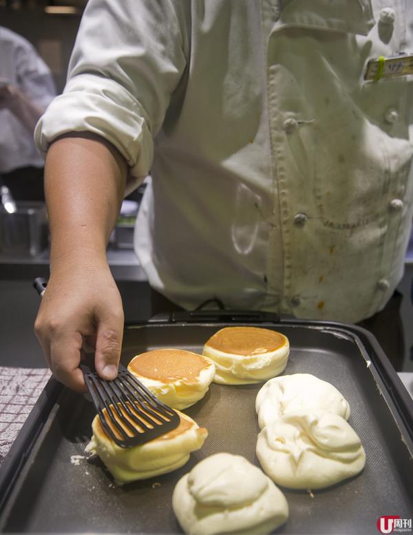 落單後即叫即製，以獨家製法及嚴密溫度管理，每份 Pancake 皆要等足 20 分鐘才上桌，保證 Pancake 以最佳狀態出現。